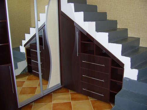 Шкаф купе угловой под лестницей